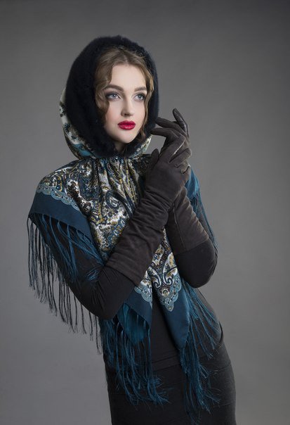 Платок делает женщину намного очаровательней и женственней